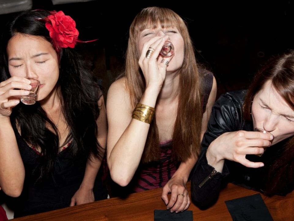 To combat alcoholism, a woman has to cancel relationships with drinking friends