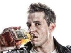A man drinks alcohol, how to stop drinking for free