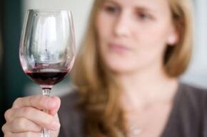 Alcohol consumption and antibiotic tolerance